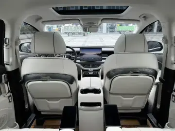 2024 Denza D9 с пробегом 48 000 км