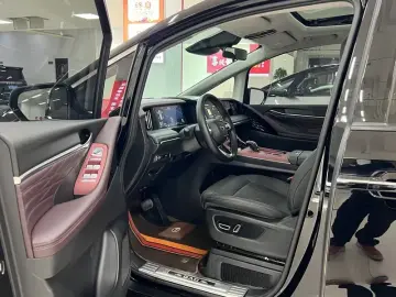 2024 GAC Trumpchi M8 с пробегом 16 000 км