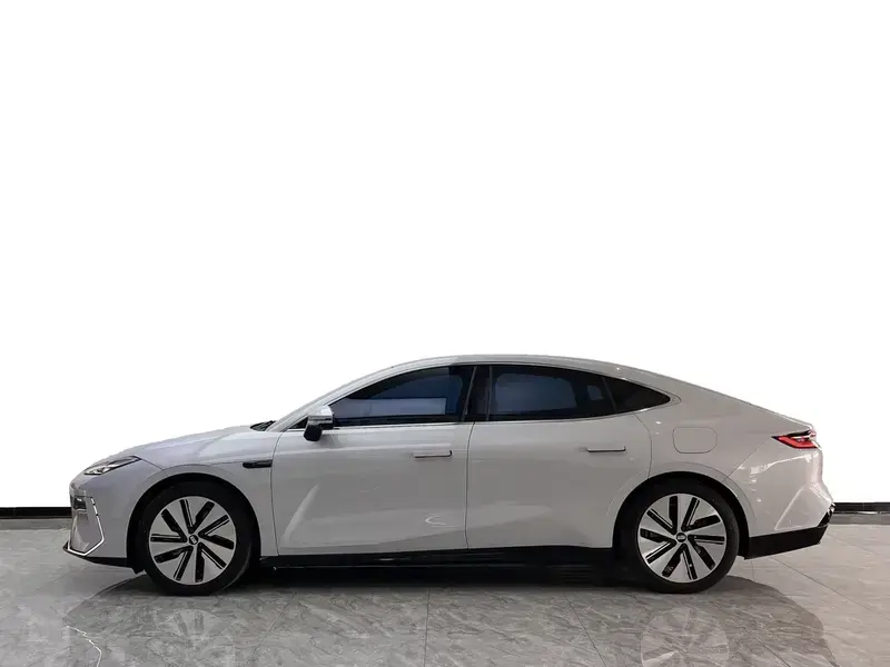 2024 Geely Galaxy E8 с пробегом 37 000 км
