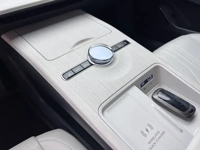 2024 Geely Galaxy E8 с пробегом 37 000 км