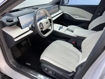 2024 Geely Galaxy E8 с пробегом 37 000 км