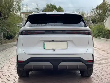 2023 Geely Galaxy L7 с пробегом 25 000 км