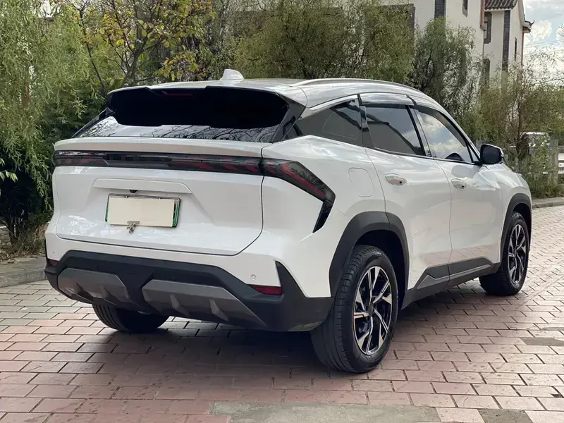 2023 Geely Galaxy L7 с пробегом 25 000 км