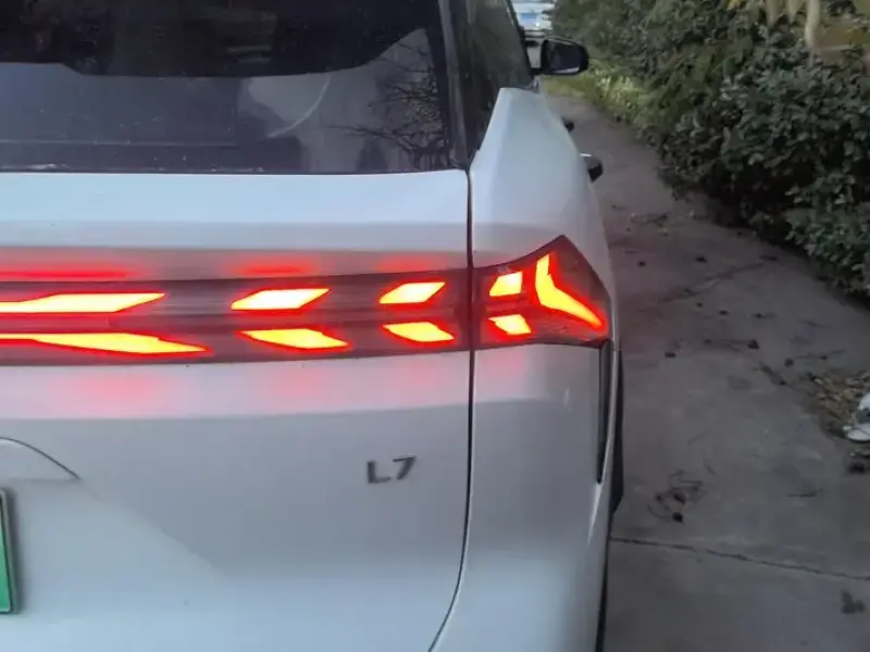 2023 Geely Galaxy L7 с пробегом 37 000 км