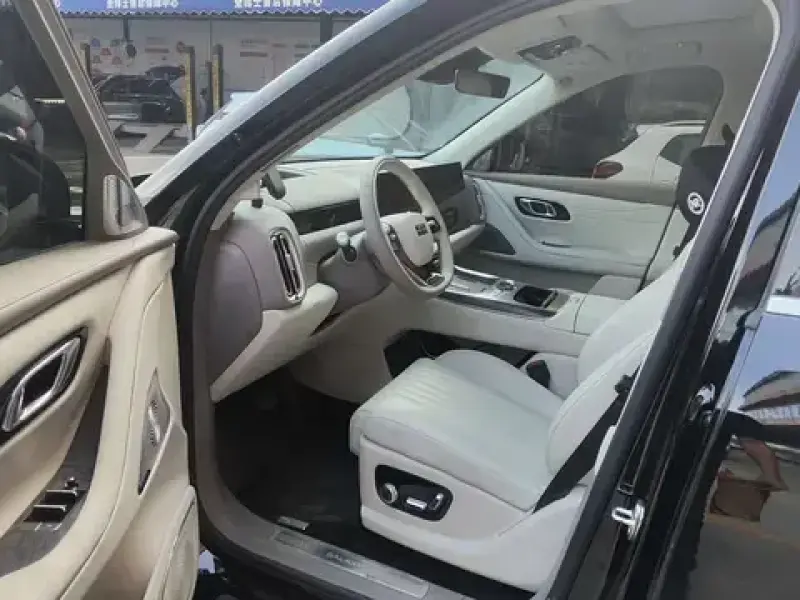2025 Geely Galaxy M9 с пробегом 10 000 км