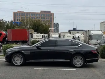 2023 Genesis G80 с пробегом 35 000 км