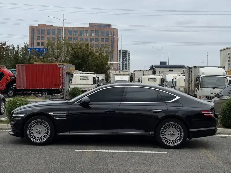 2023 Genesis G80 с пробегом 35 000 км