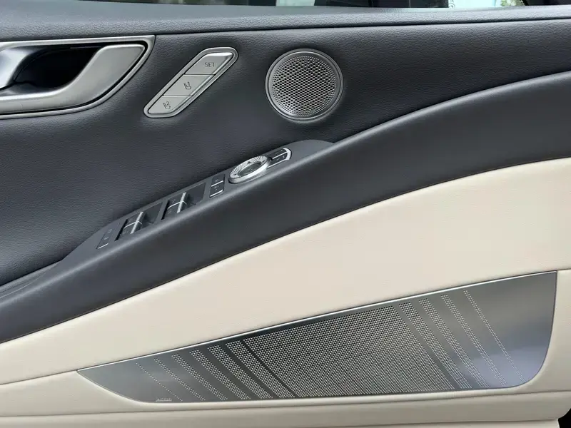 2023 Genesis G80 с пробегом 35 000 км