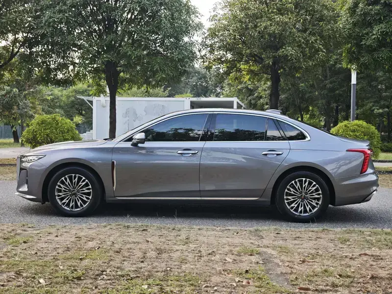 2024 Hongqi H5 с пробегом 17 000 км