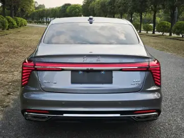 2024 Hongqi H5 с пробегом 17 000 км