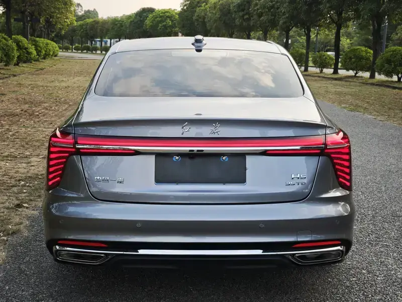 2024 Hongqi H5 с пробегом 17 000 км