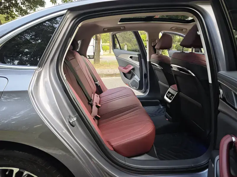 2024 Hongqi H5 с пробегом 17 000 км