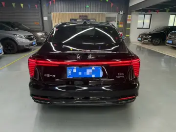 2025 Hongqi H5 с пробегом 28 000 км