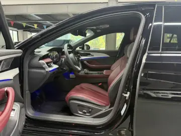 2025 Hongqi H5 с пробегом 28 000 км
