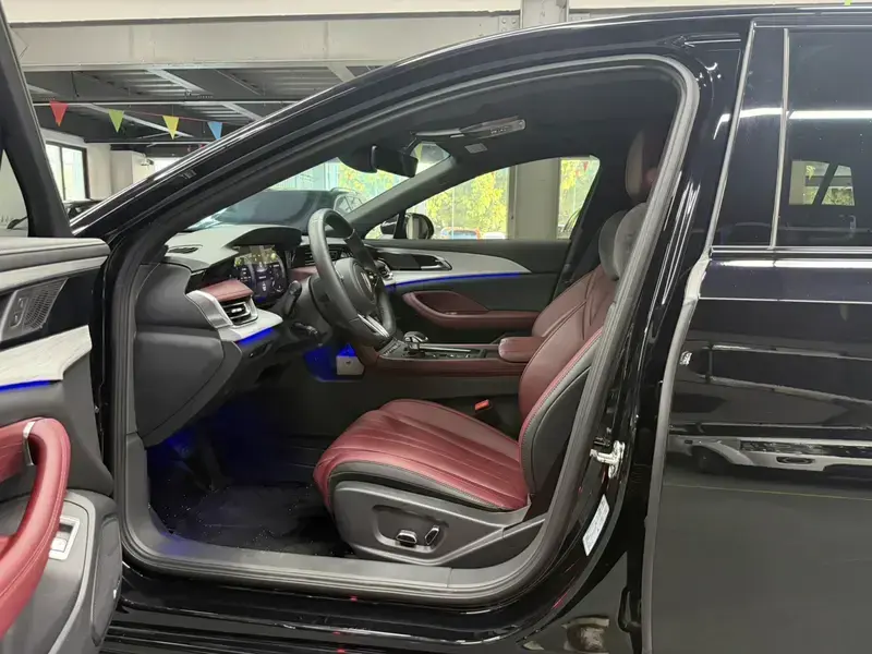 2025 Hongqi H5 с пробегом 28 000 км