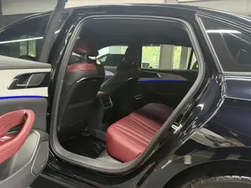2025 Hongqi H5 с пробегом 28 000 км