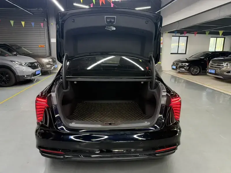 2025 Hongqi H5 с пробегом 28 000 км