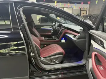 2025 Hongqi H5 с пробегом 28 000 км