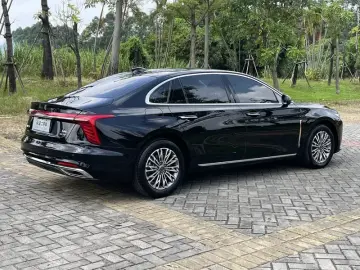 2025 Hongqi H5 с пробегом 27 700 км