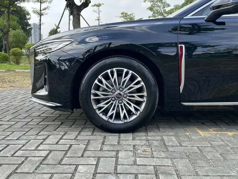 2025 Hongqi H5 с пробегом 27 700 км