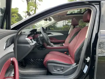 2025 Hongqi H5 с пробегом 27 700 км