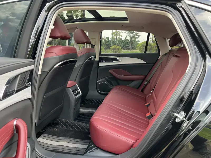 2025 Hongqi H5 с пробегом 27 700 км