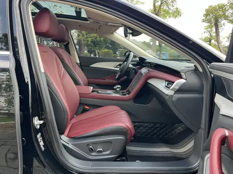 2025 Hongqi H5 с пробегом 27 700 км