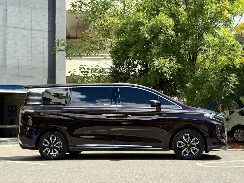 2022 Hongqi HQ9 с пробегом 49 000 км