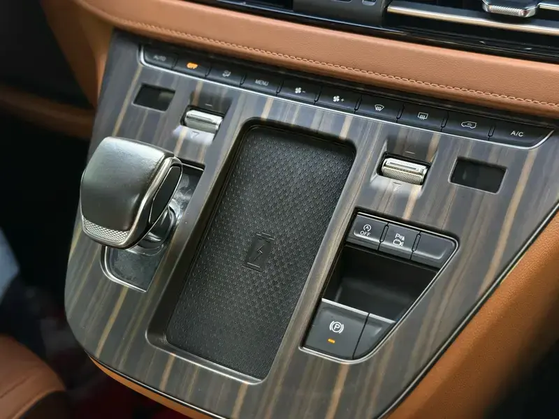 2022 Hongqi HQ9 с пробегом 49 000 км