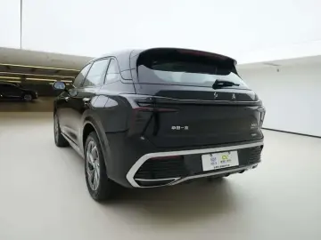 2025 Hongqi HS3 с пробегом 7 000 км