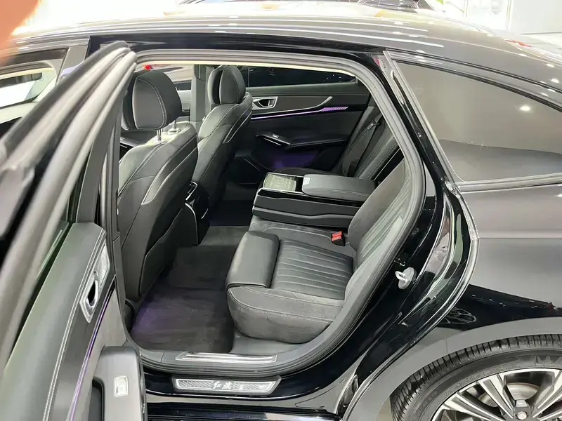 2024 Hongqi H9 с пробегом 4 000 км