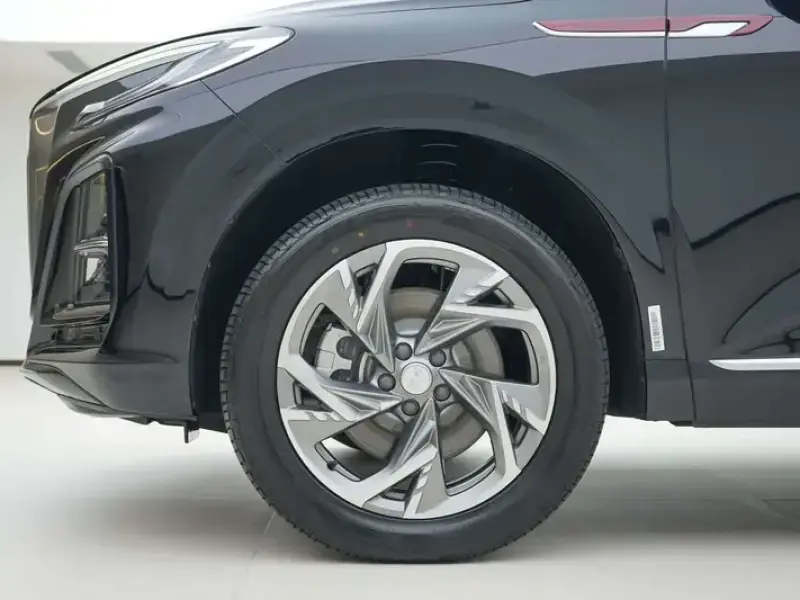 2025 Hongqi HS3 с пробегом 7 000 км