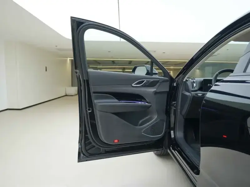2025 Hongqi HS3 с пробегом 7 000 км