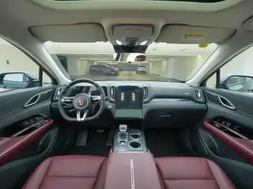 2025 Hongqi HS3 с пробегом 10 000 км