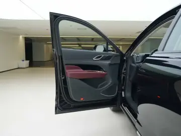 2025 Hongqi HS3 с пробегом 10 000 км