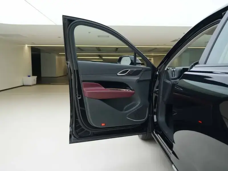 2025 Hongqi HS3 с пробегом 10 000 км