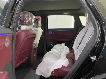 2026 Hongqi HS6 с пробегом 900 км