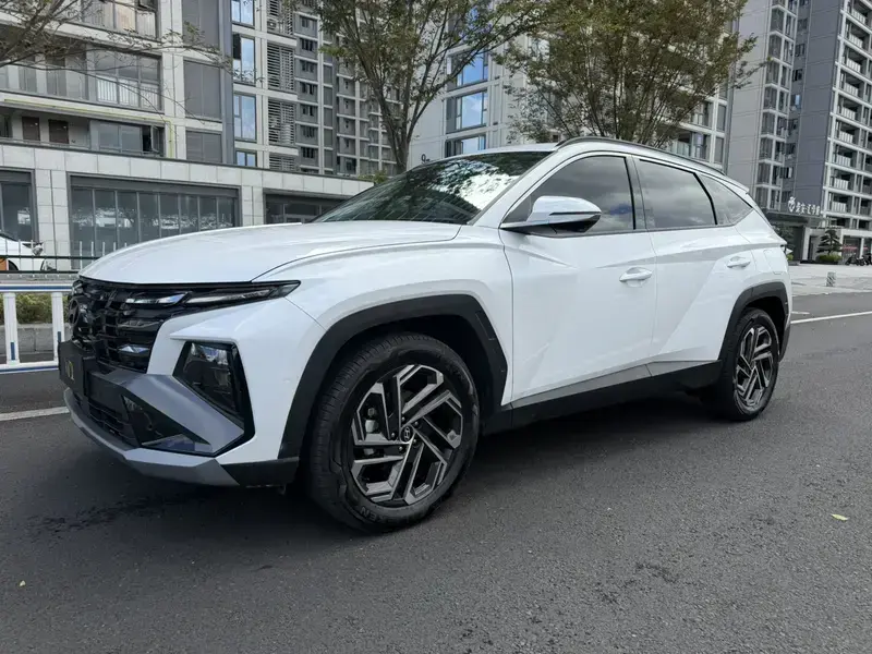 2025 Hyundai Tucson с пробегом 5 200 км
