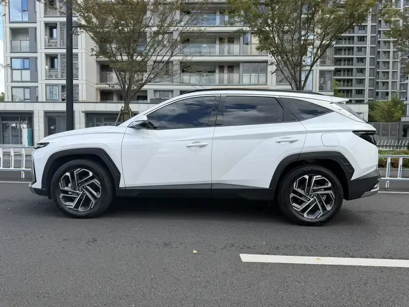 2025 Hyundai Tucson с пробегом 5 200 км
