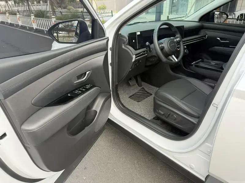 2025 Hyundai Tucson с пробегом 5 200 км