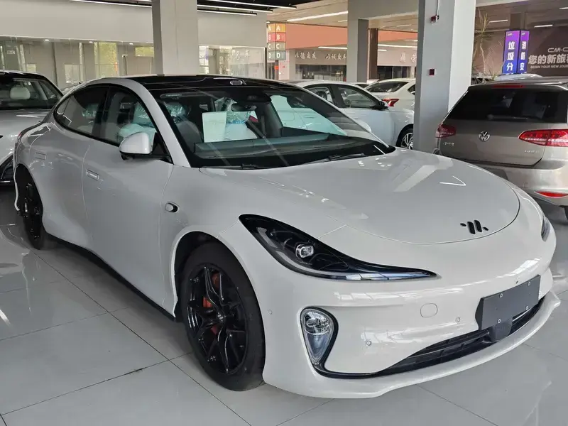 2025 IM Motors (Zhiji) L6 с пробегом 100 км