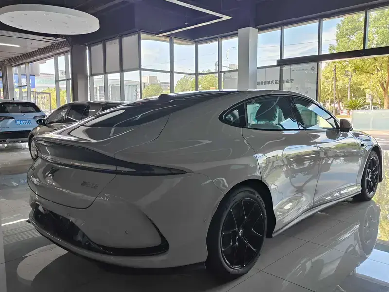 2025 IM Motors (Zhiji) L6 с пробегом 100 км