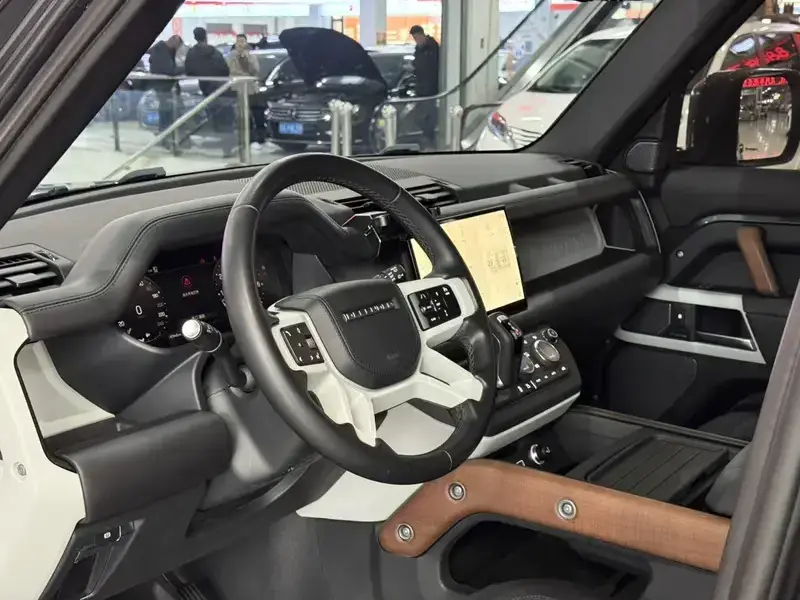 2023 Land Rover Defender с пробегом 60 000 км