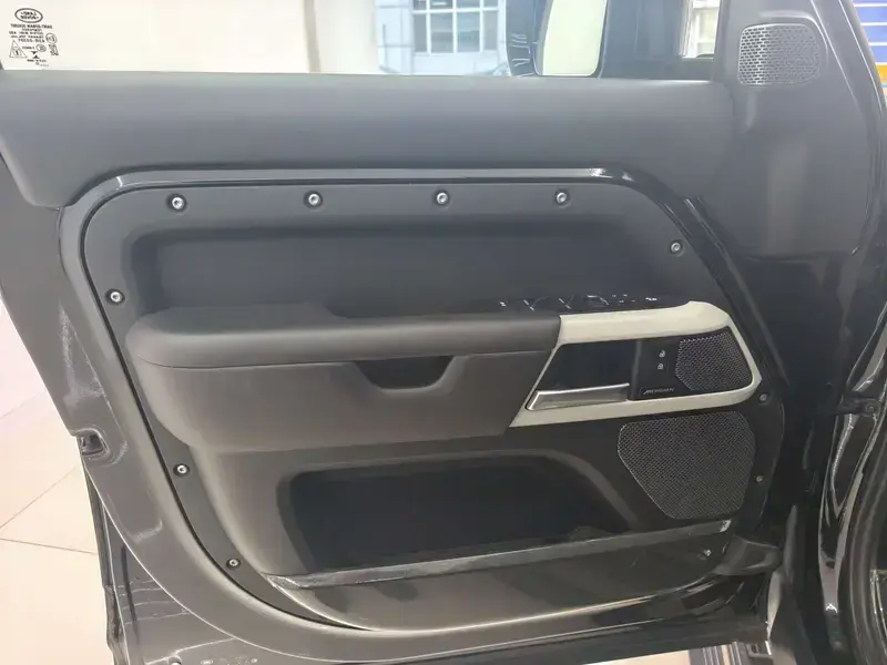 2023 Land Rover Defender с пробегом 53 000 км
