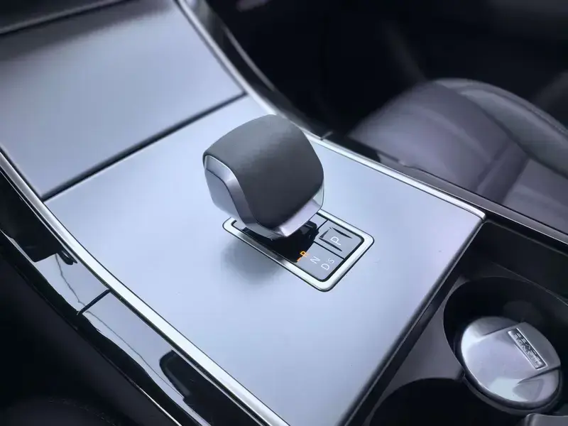 2024 Land Rover Range Rover Velar с пробегом 32 000 км