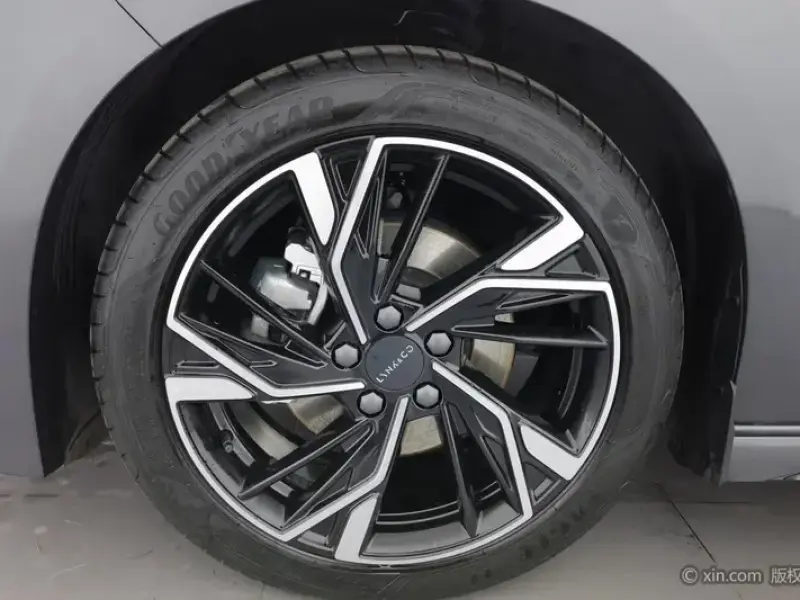 2025 Lynk & Co 03 с пробегом 14 400 км