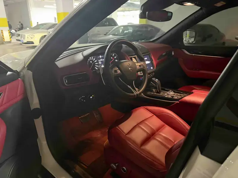 2022 Maserati Levante с пробегом 42 000 км