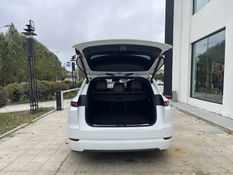 2025 Li Auto (Lixiang) L7 с пробегом 9 400 км