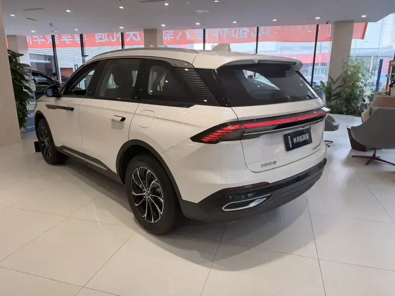 2025 Lincoln Nautilus с пробегом 1 000 км