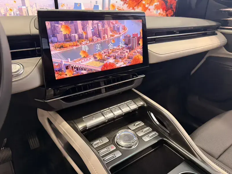 2025 Lincoln Nautilus с пробегом 1 000 км